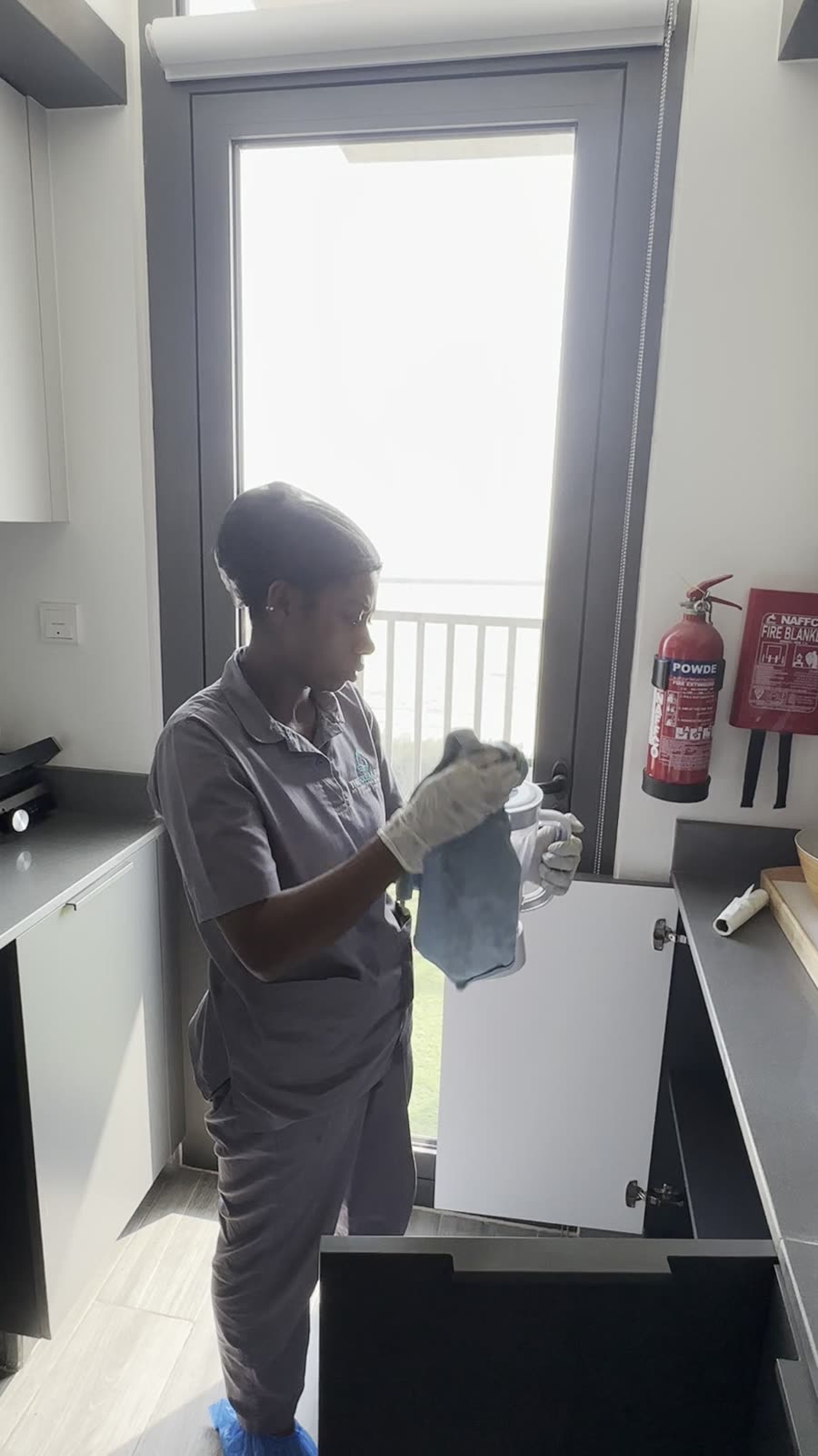 Glasflaeche wird von Hand gereinigt